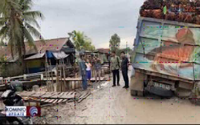 Regent of Sambas: Obey Regulation and Stop Full Loaded FFB Truck